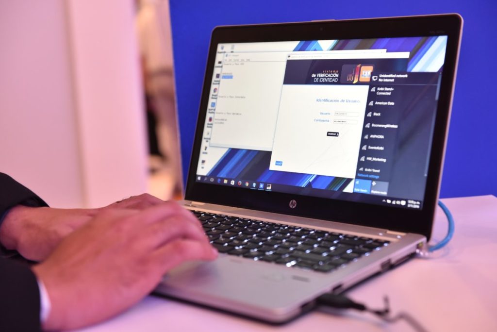 Una persona sosteniendo una laptop
Descripción generada automáticamente